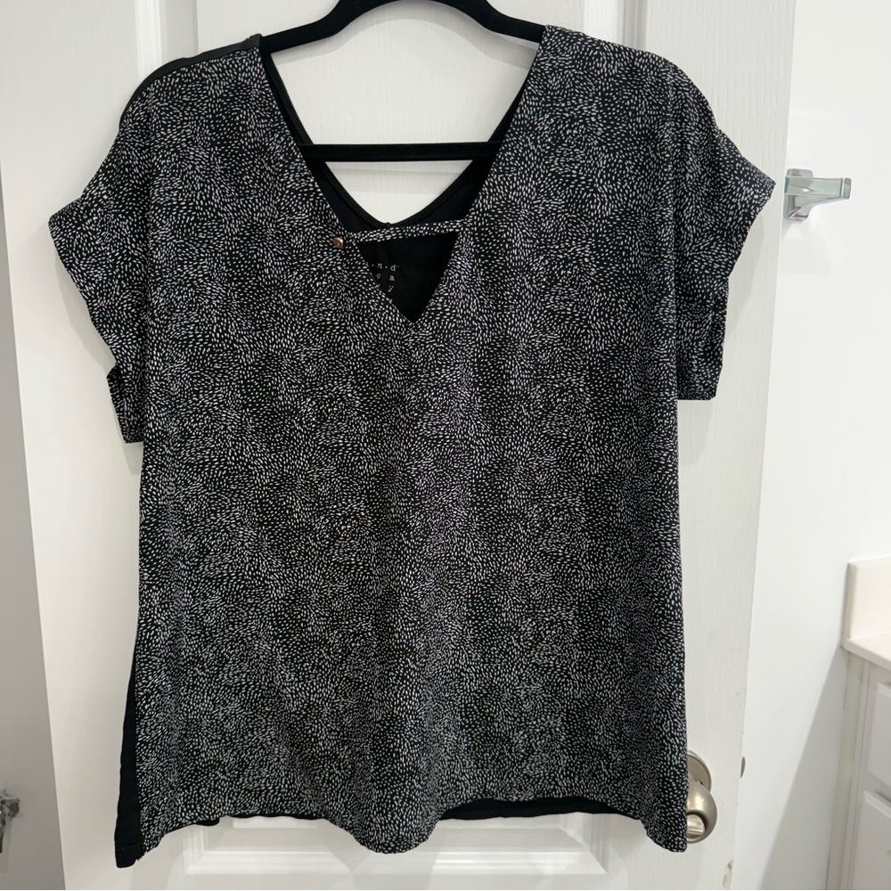A New Day Women’s Large Short Sleeve Blouse V neck Keyhole Black and white